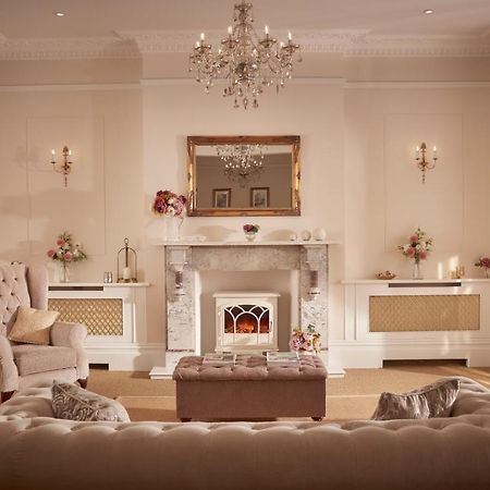 바텐 하우스 호텔 바스 외부 사진 A living room with a fireplace