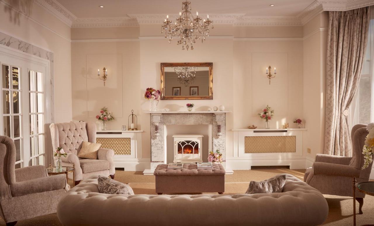 바텐 하우스 호텔 바스 외부 사진 A living room with a fireplace