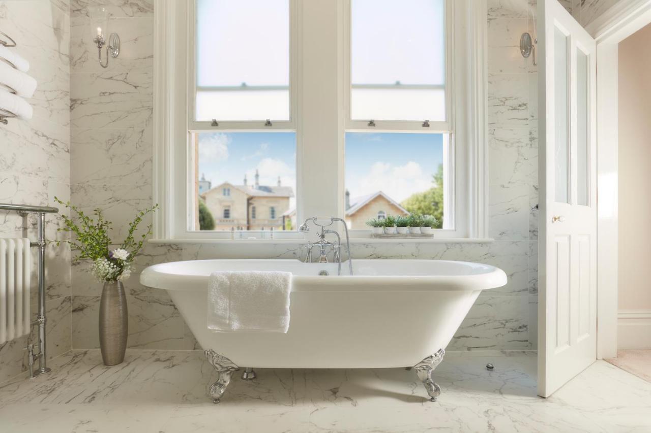 바텐 하우스 호텔 바스 외부 사진 A freestanding bathtub