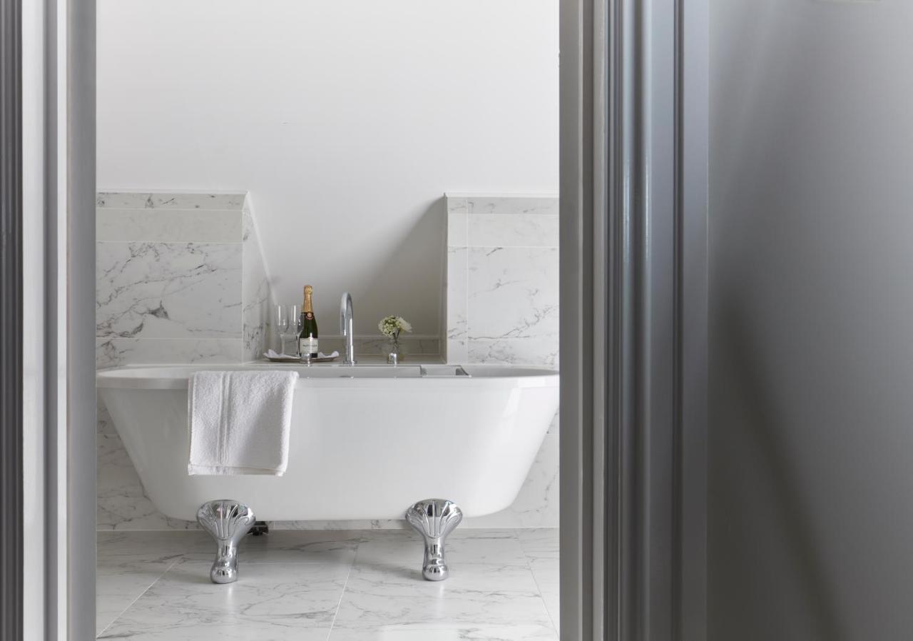 바텐 하우스 호텔 바스 외부 사진 A freestanding bathtub