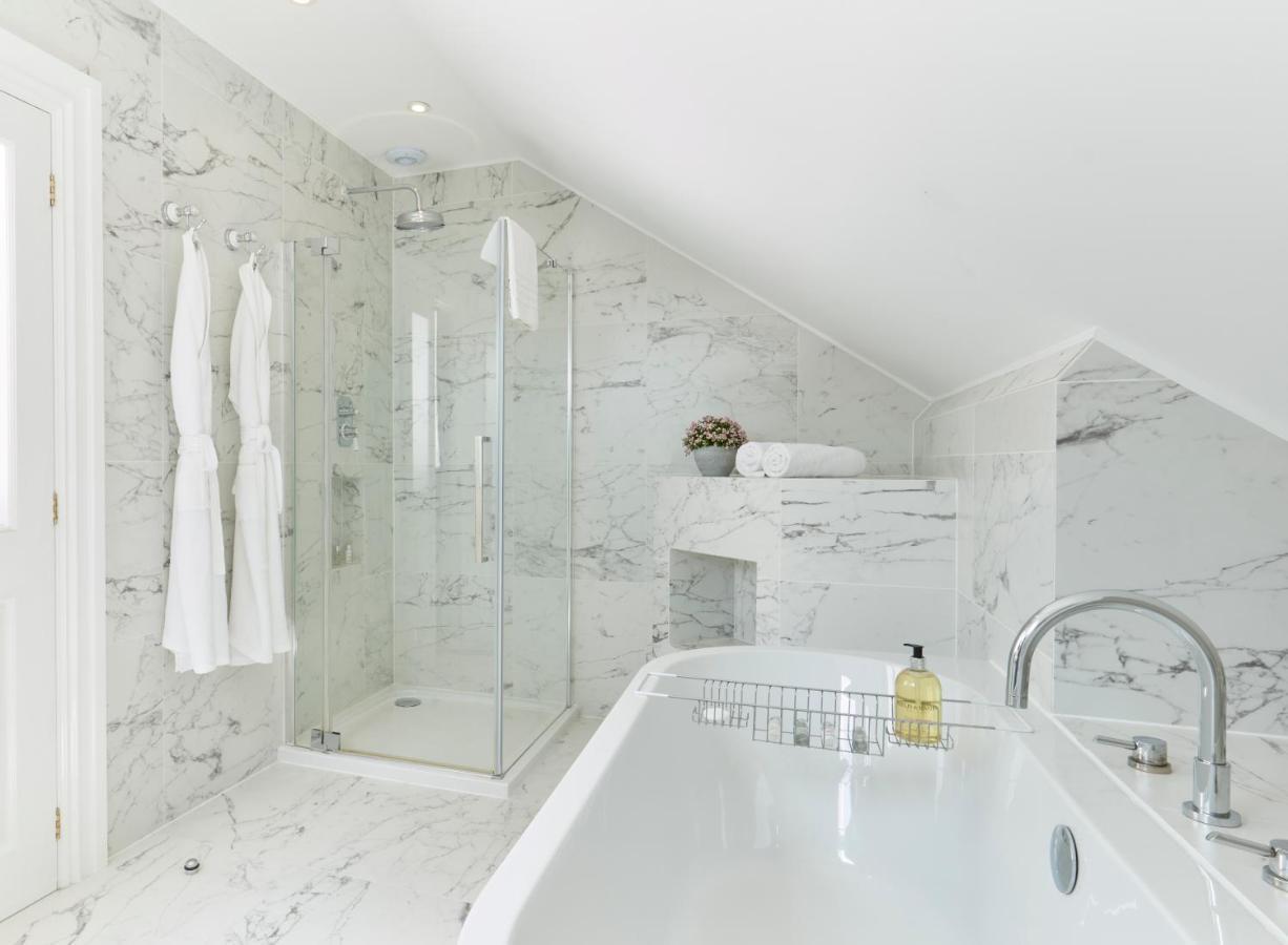 바텐 하우스 호텔 바스 외부 사진 A modern bathroom