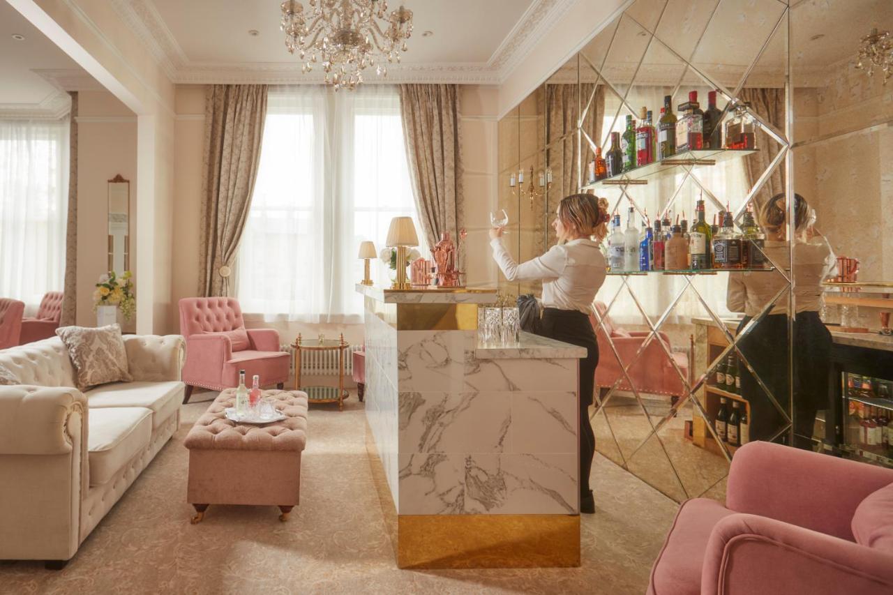 바텐 하우스 호텔 바스 외부 사진 The bar at the Hotel de Crillon