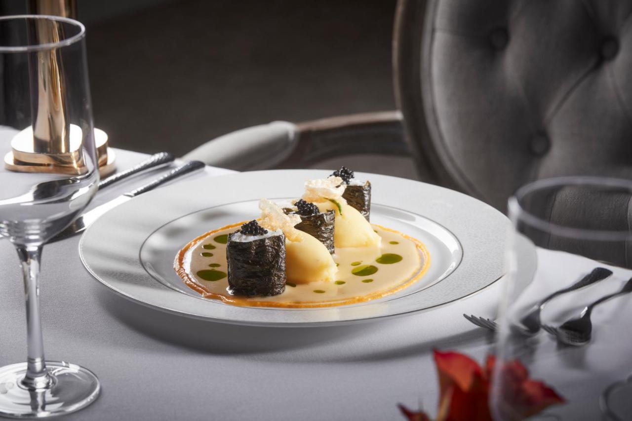 바텐 하우스 호텔 바스 외부 사진 A plate of caviar