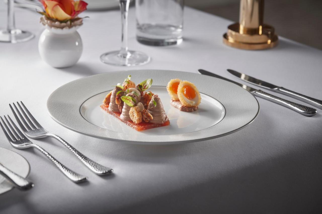 바텐 하우스 호텔 바스 외부 사진 A dinner plate