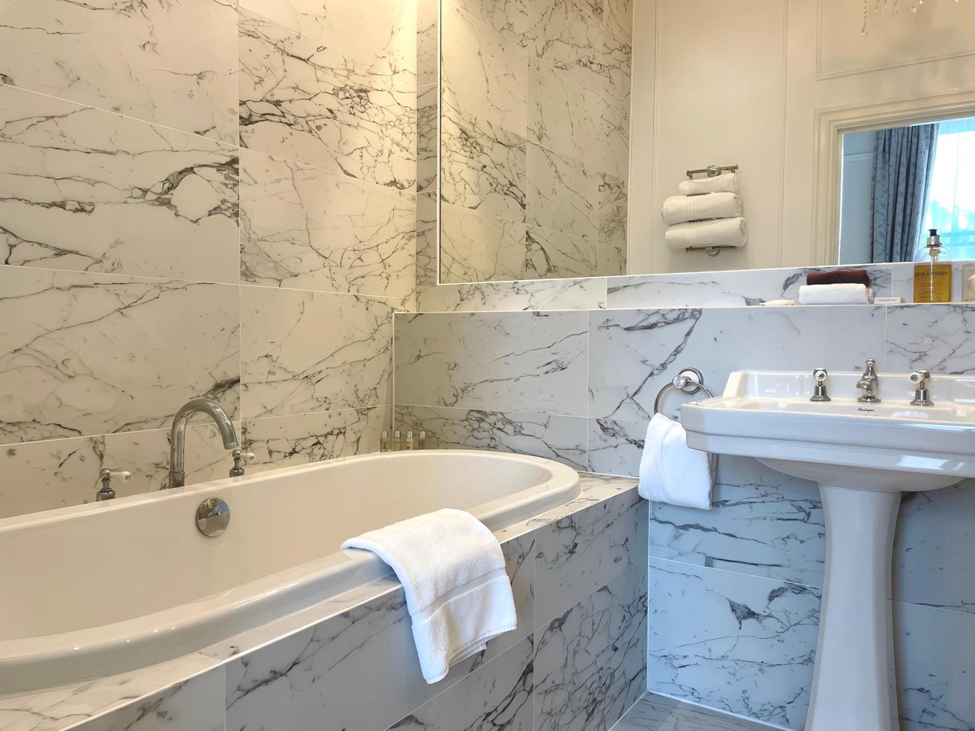 바텐 하우스 호텔 바스 객실 사진 Bathroom in the hotel