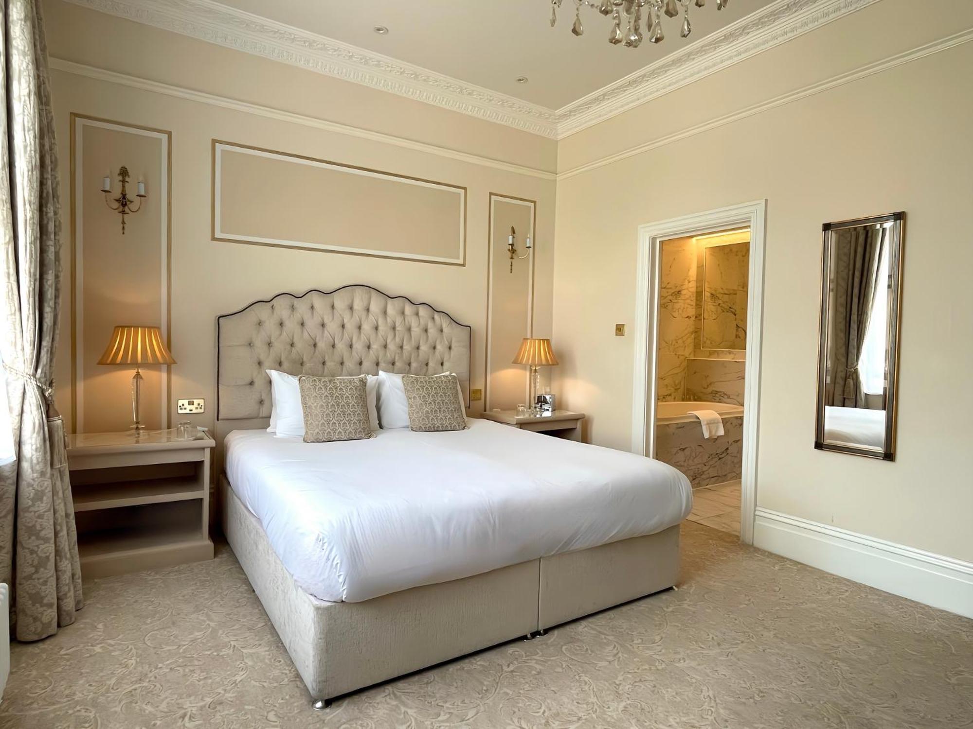 바텐 하우스 호텔 바스 객실 사진 A bedroom at the hotel