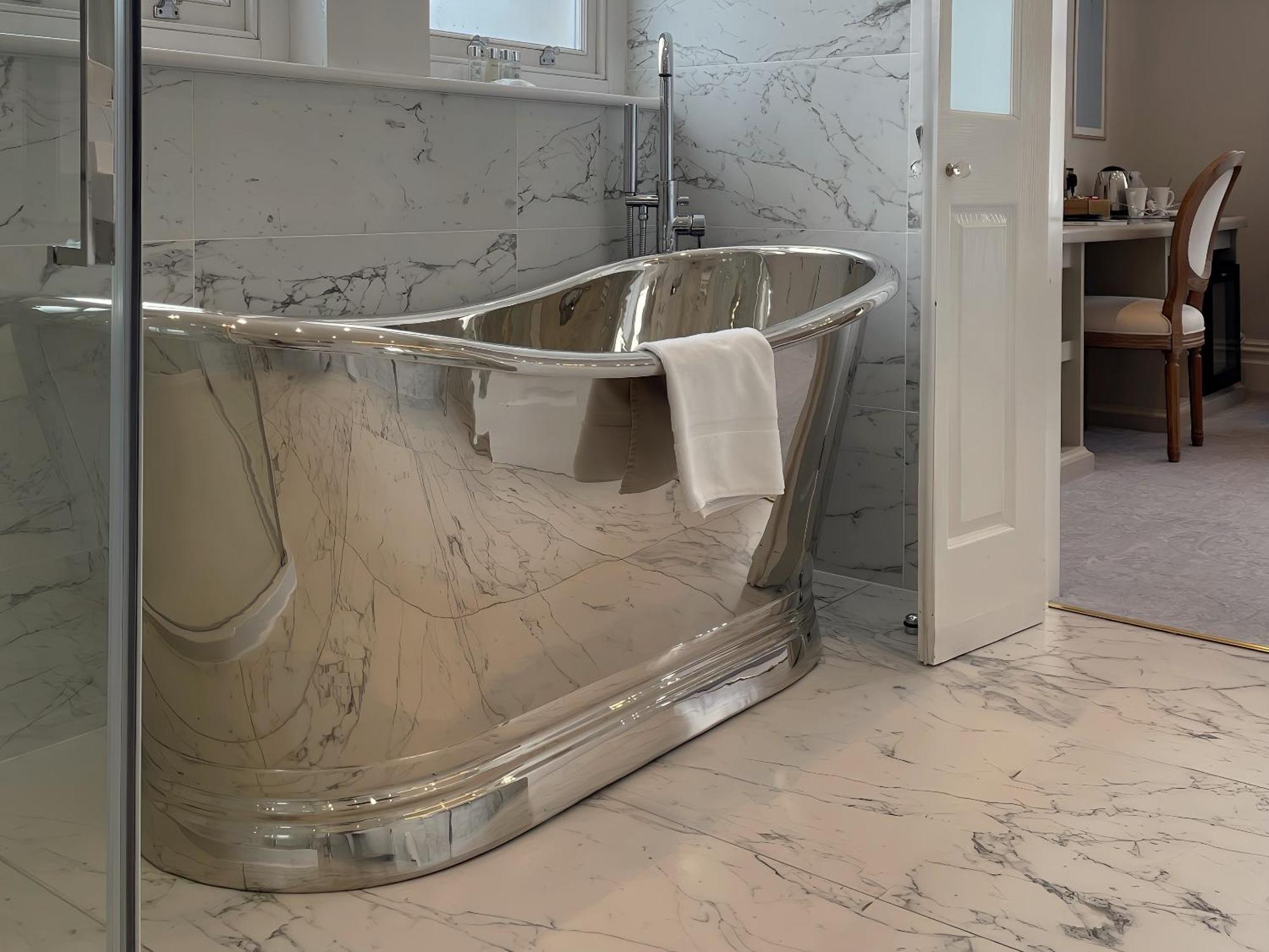 바텐 하우스 호텔 바스 객실 사진 A freestanding bathtub