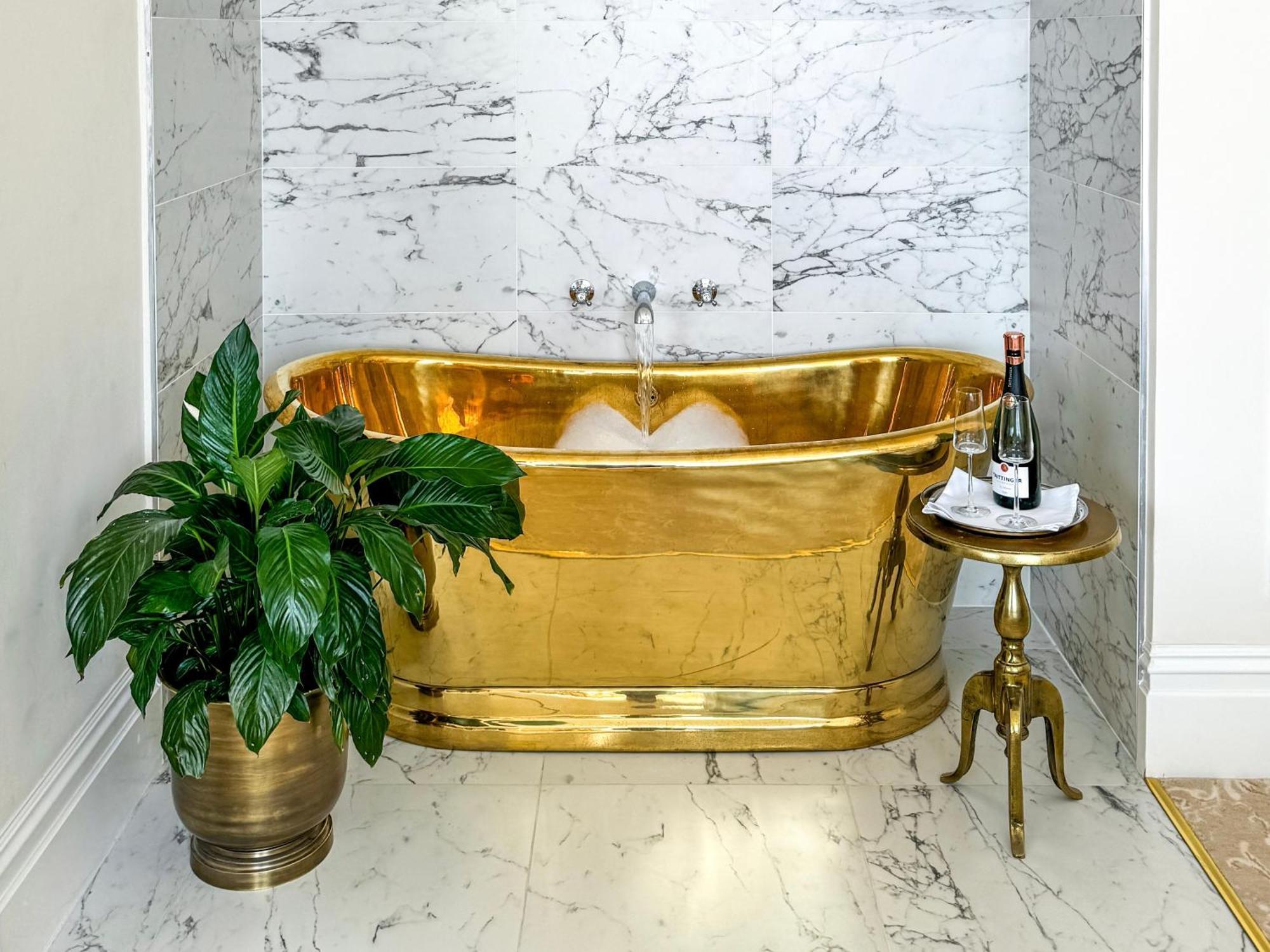 바텐 하우스 호텔 바스 객실 사진 A freestanding copper bathtub
